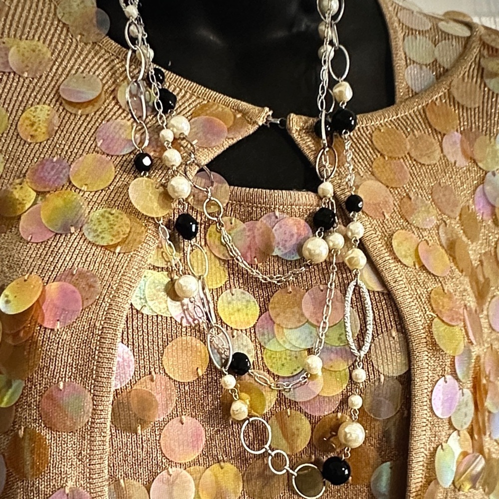 ❣️5|$25❣️Elegant multi-layered pearl and black bead necklace.